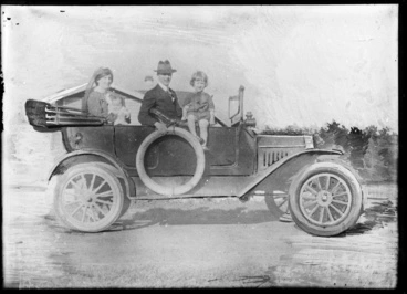 Unidentified family... Image: Unidentified family...