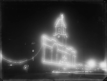 Image: Auckland Ferry building illuminated