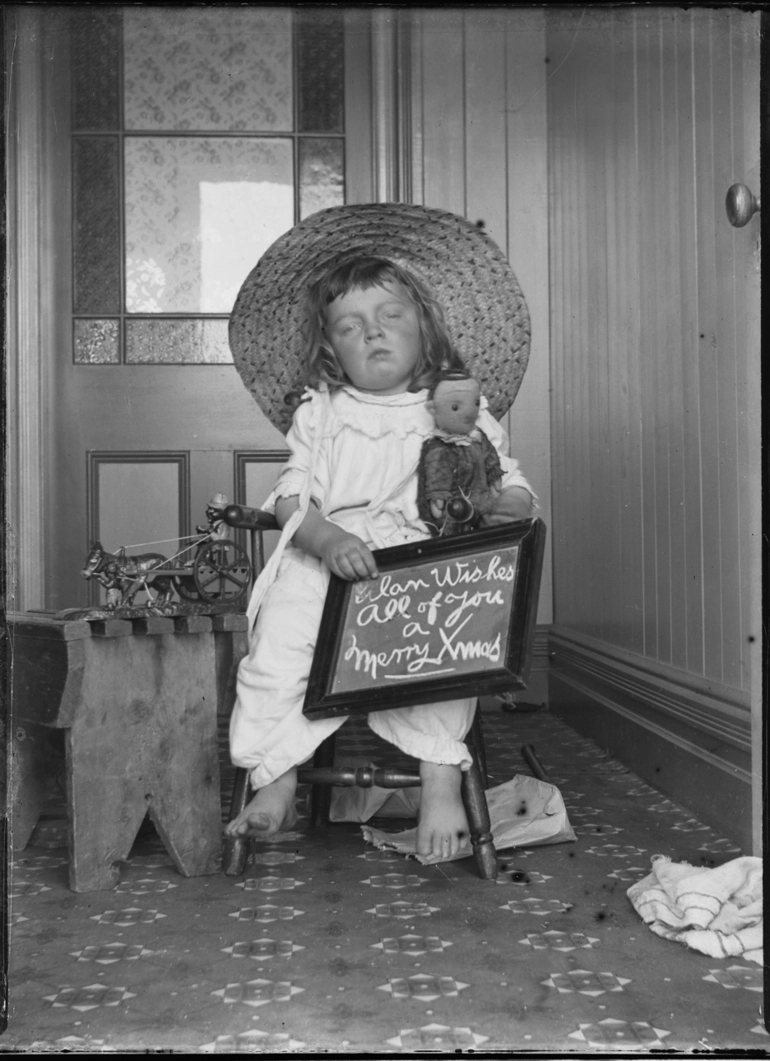 Image: Child with Christmas wishes