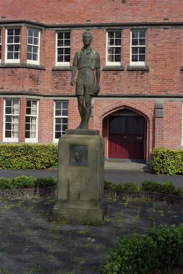 Image: Kings College and the Charles Thomas statue, Golf Avenue, Otahuhu, Auckland