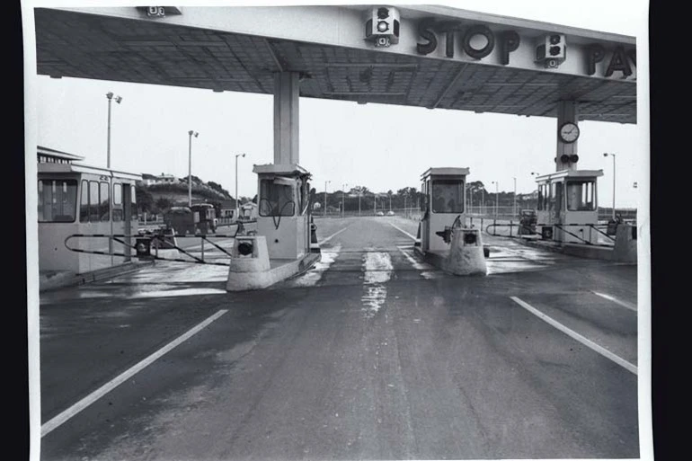 Image: Toll booths on the Auckland Harbour Bridge, 1960s