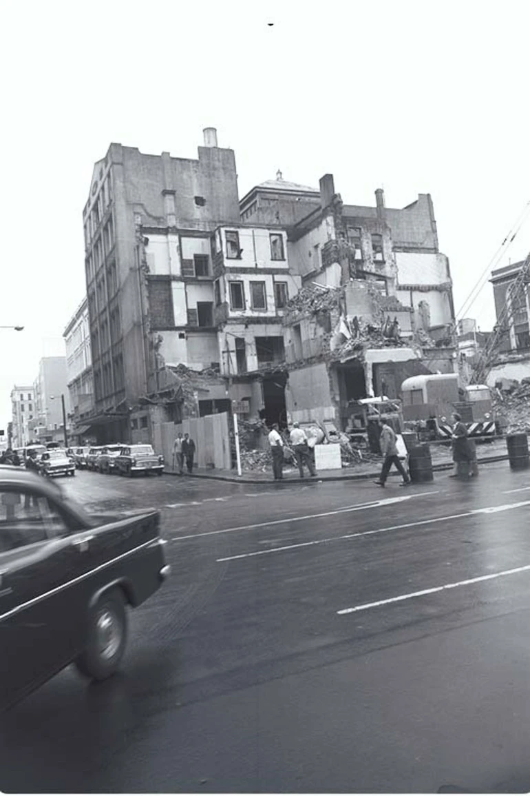 Image: Waverley Hotel being demolished