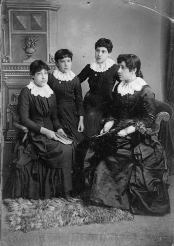 Image: Fanny Rose Howie née Porter (right) with her sisters (from left) Belle, Minnie and Ada