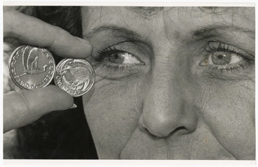 New Zealand one dollar and two dollar coins Image: New Zealand one dollar and two dollar coins
