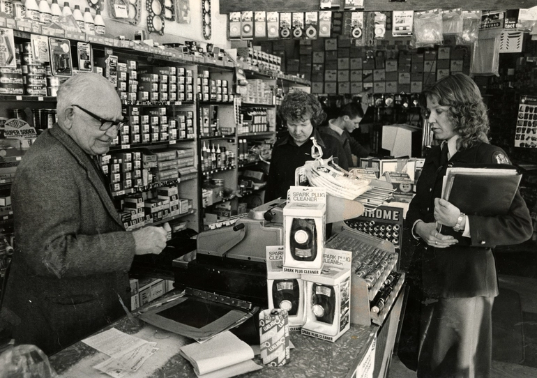 Image: Constable Robertson at Prisk Motor Spares, Ferry Road