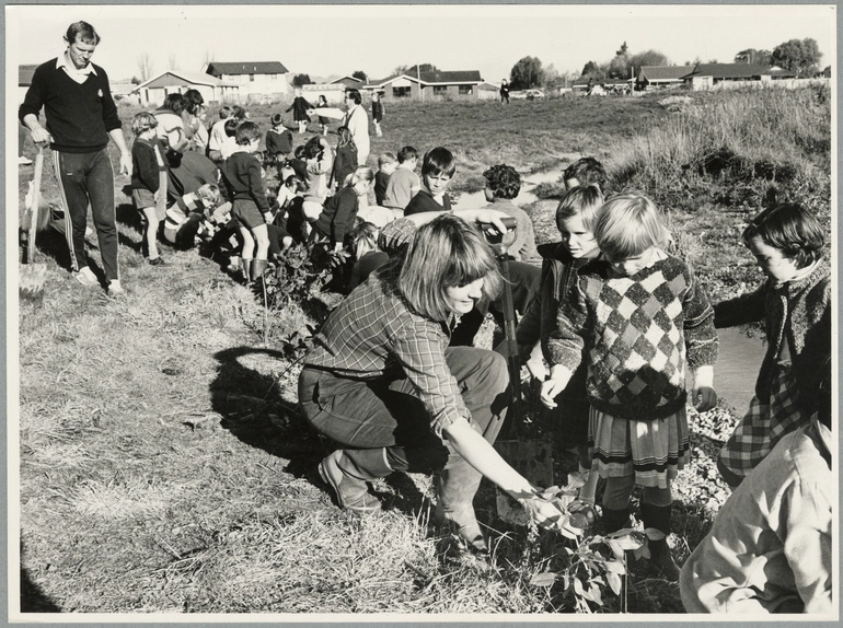 Image: Arbor Day for Redwood Primary School at Murchison Park