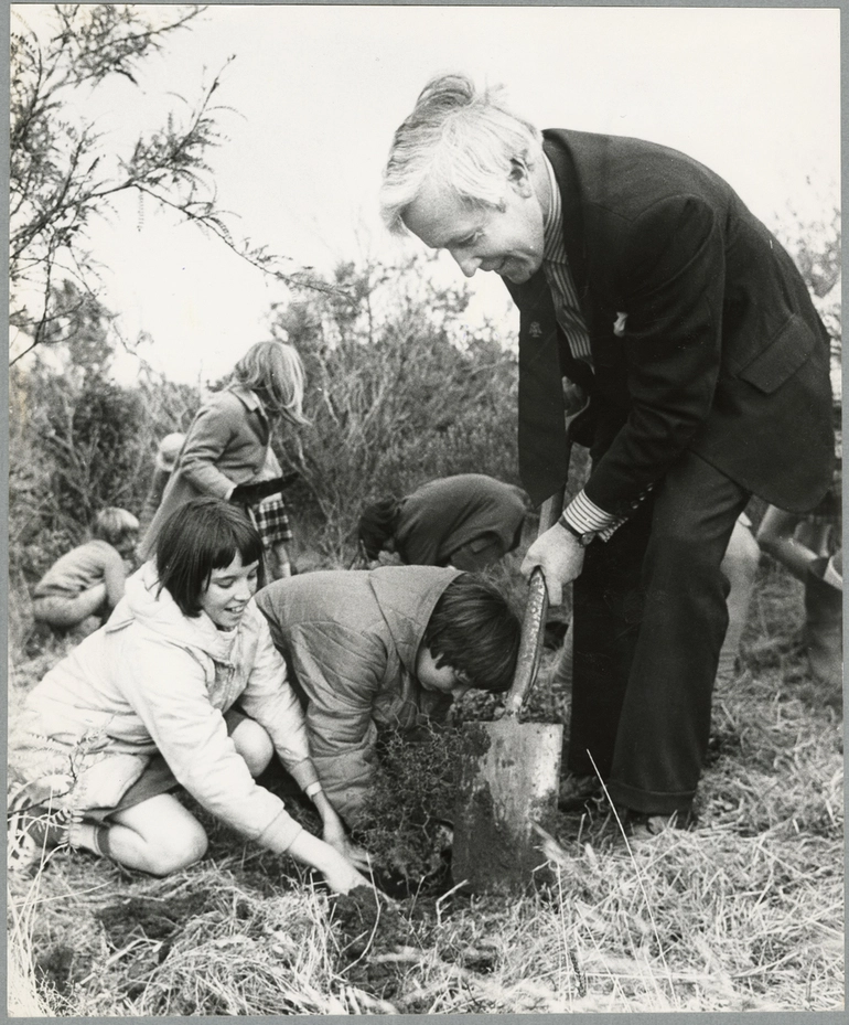 Image: Addington School pupils and Mayor Hay on Arbor Day