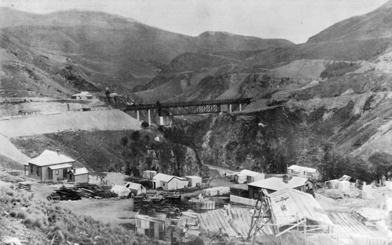Image: A view of Broken River, showing the railway station
