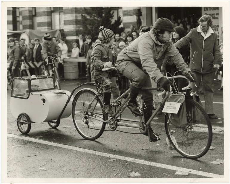 Image: Double seated bike with trailer