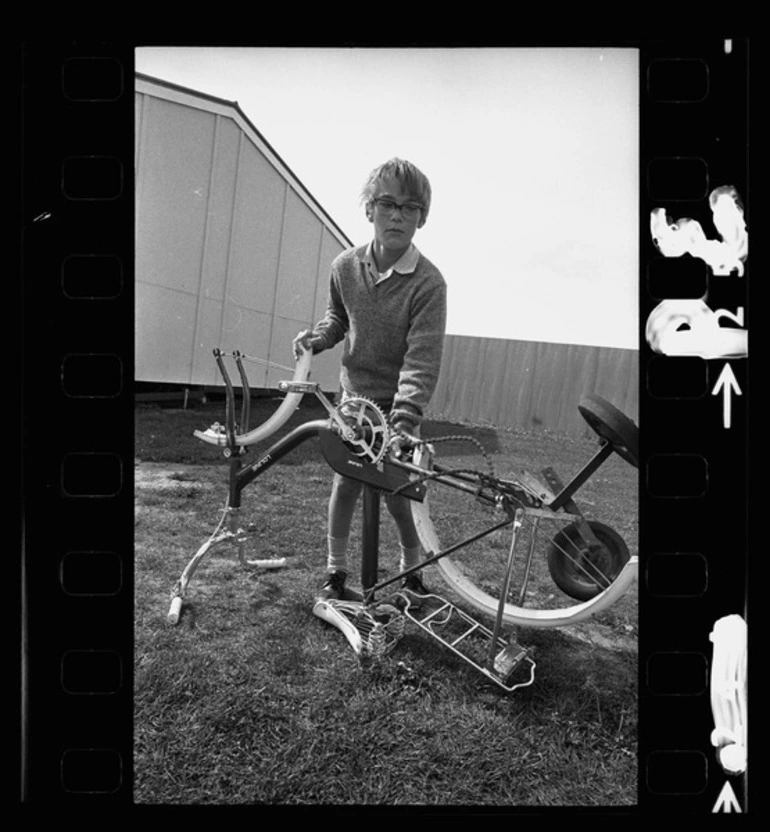 Image: Paul Gruppelaar fixing a bicycle