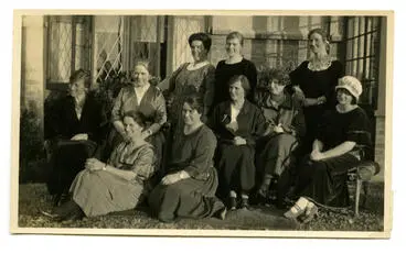 Image: Photograph: The daughters and daughters-in-law of Jennie and Will Lovell-Smith