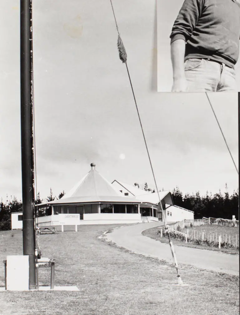 Image: Photograph: Mast of RAINBOW WARRIOR (1955) in front of Northern Wairoa Museum