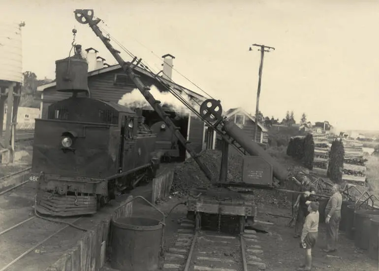Image: Shunting engine loading coal, Helensville station