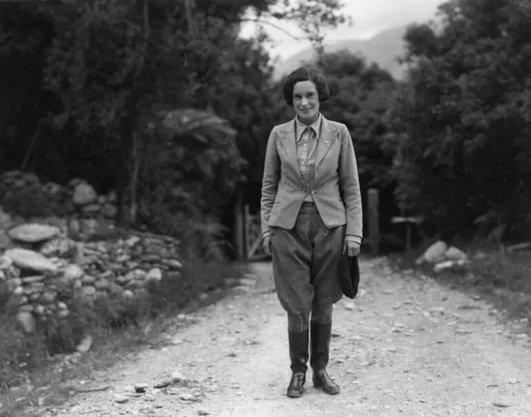 Image: Jean Batten in Franz Josef / Waiau