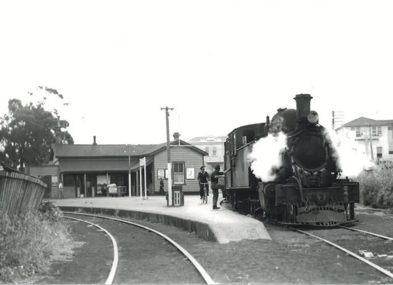 Image: Steam locomotive Ww 644 at Onehunga railway station, 1954
