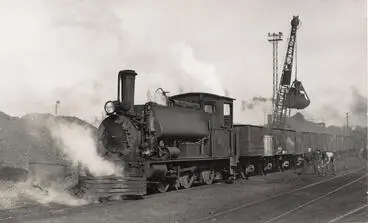 Steam locomotive F 257 with coal trucks, 1940s Image: Steam locomotive F 257 with coal trucks, 1940s