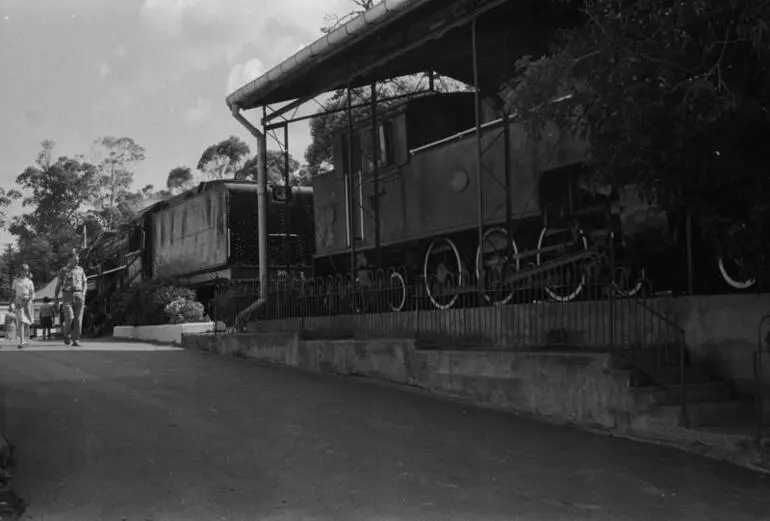 Image: Photograph of locomotives WW 491 and K 900
