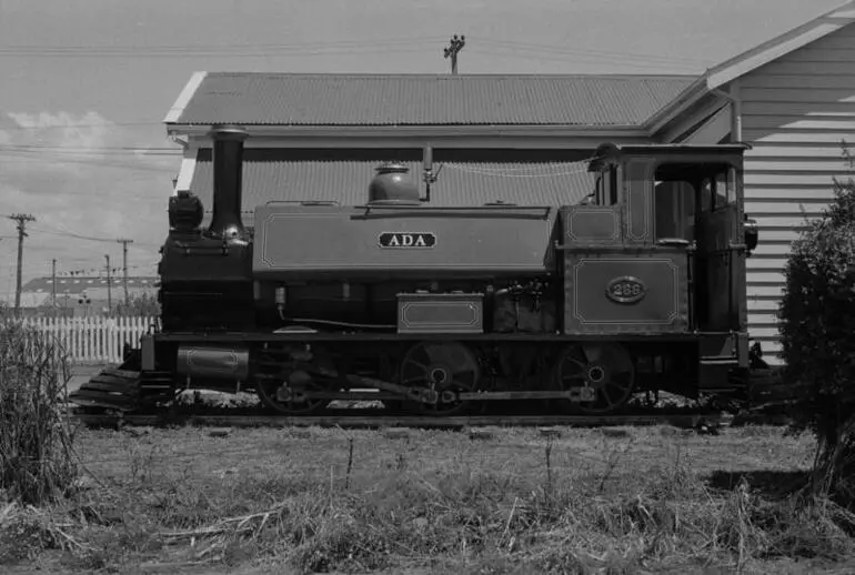 Image: Photograph of locomotive F 233