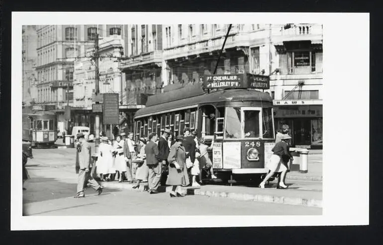 Image: Passengers boarding tram 248 on Point Chevalier, Wellesley Street West route