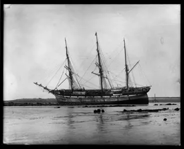 Sailing Ship "Lutterworth", aground on Fifeshire Rock Image: Sailing Ship "Lutterworth", aground on Fifeshire Rock