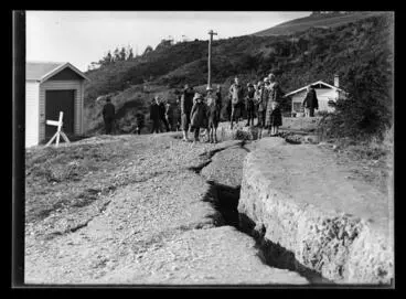 Fissure in the road, Tahunanui hillside Image: Fissure in the road, Tahunanui hillside