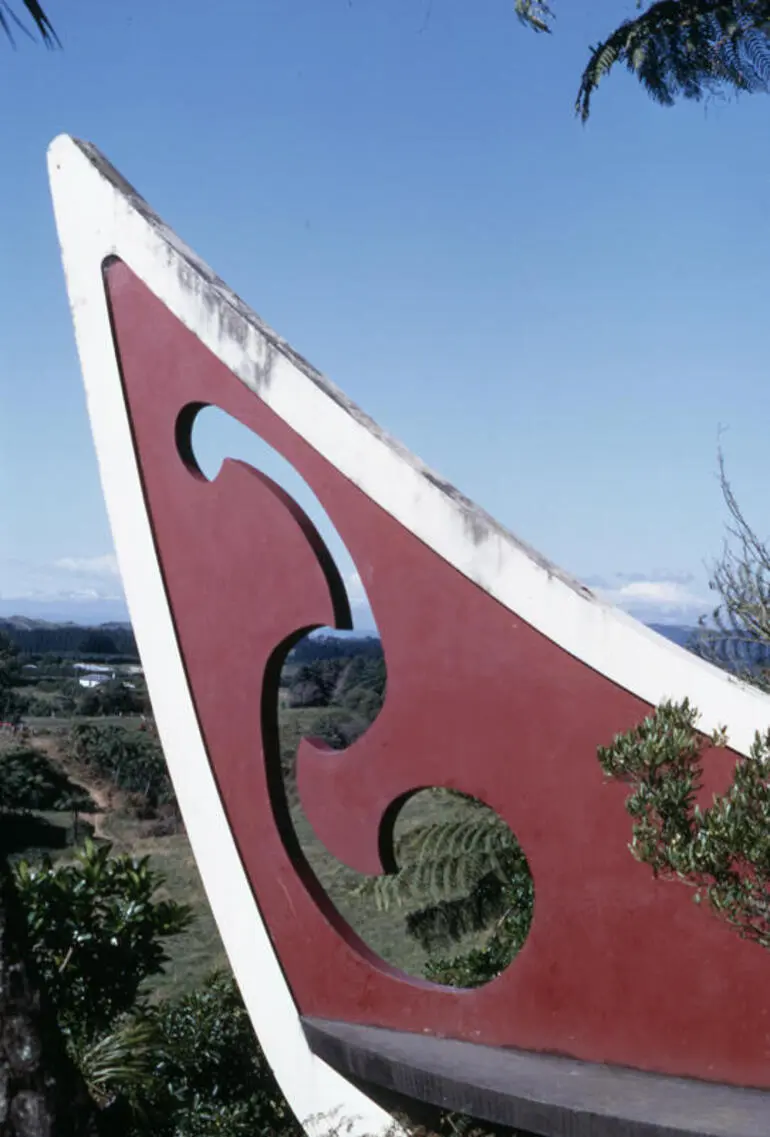 Image: Okoki pā, Sir Peter Buck memorial, Wai-iti