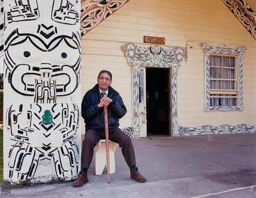 Pukerau Rangitutia in front of Hoturoa Whare Whakairo of Aotearoa Marae, Wharepuhanga, Sept 1990 Image: Pukerau Rangitutia in front of Hoturoa Whare Whakairo of Aotearoa Marae, Wharepuhanga, Sept 1990