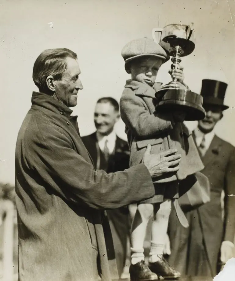 Image: Photograph - Presentation of Phar Lap's Melbourne Cup, Flemington Racecourse, Victoria, 4 Nov 1930