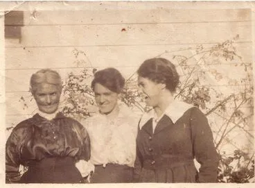 Image: Three Dunckley women in garden, c.1920