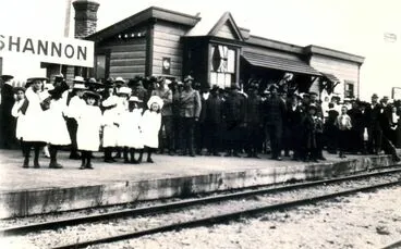 Image: Farewell to troops for the Boer War at Shannon Station, c.1900