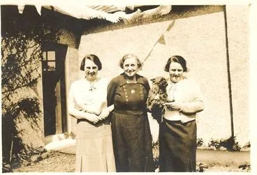Image: Three unidentified women