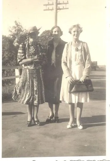Image: Three unidentified women, 1940