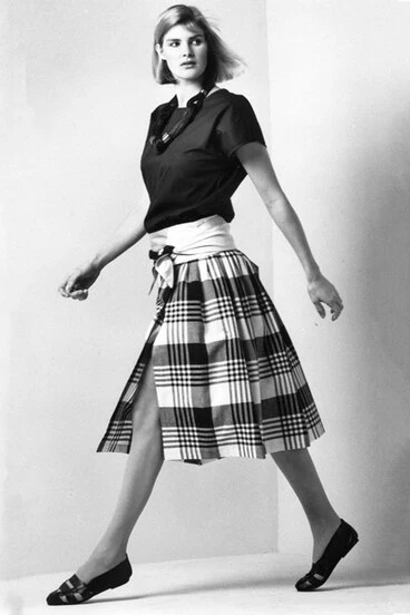 Image: T-shirt plaid skirt with tie waist