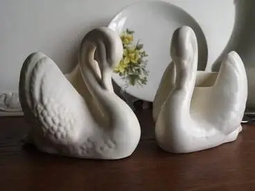 Image: Crown Lynn swans shape 154