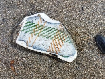 Image: Crown Lynn Roydon Tam 'O Shanter fragment on a beach