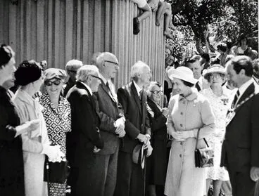 Image: Queen Elizabeth II Greeting Palmerstonians