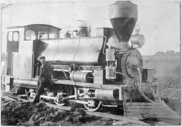 Bill Brown leans against F class No.252 Image: Bill Brown leans against F class No.252