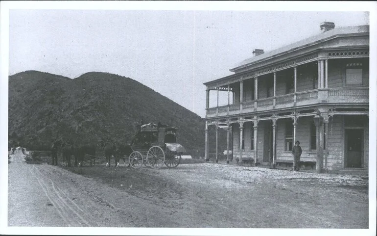 Image: COBB & Co Coach outside Beaumont Hotel