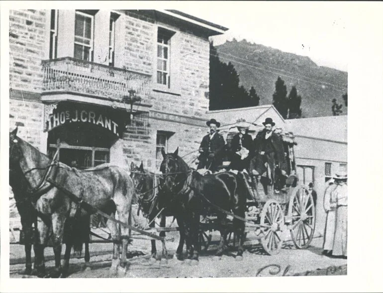 Image: Coach leaving Dunstan Hotel