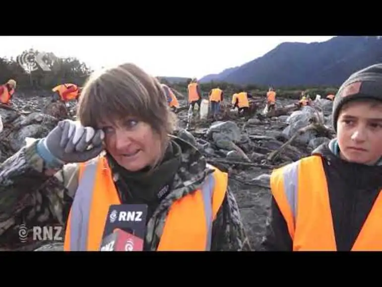Image: Volunteers help clean up hundreds of kilometres of rubbish on Fox river
