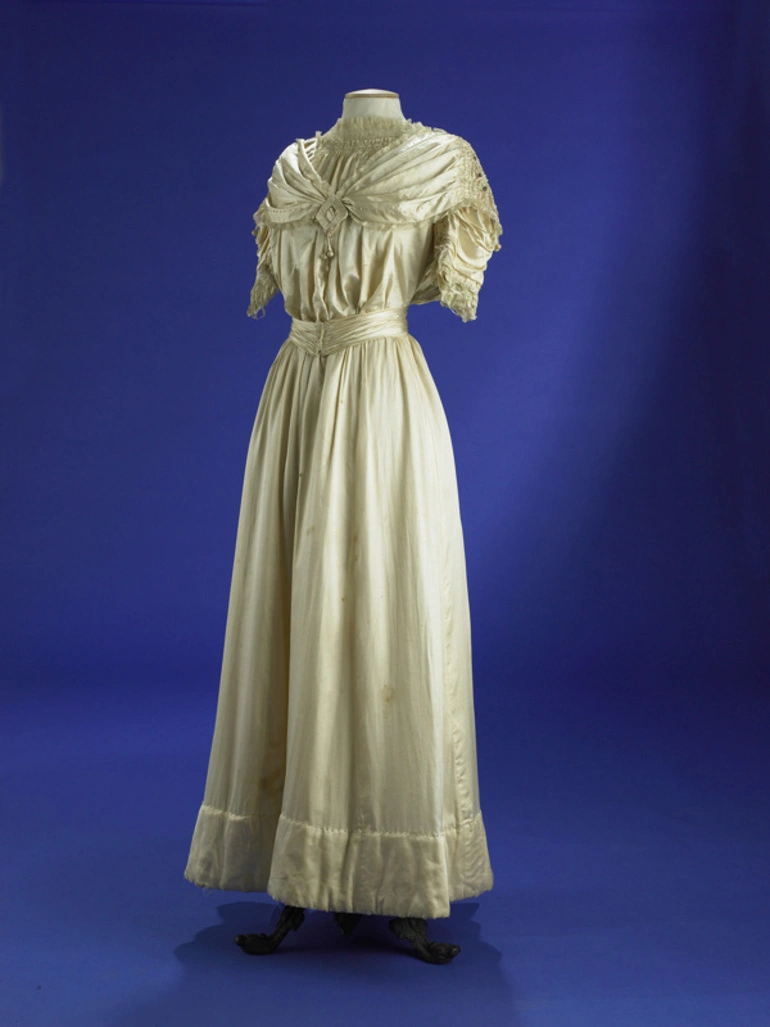 Image: Edwardian era party dress