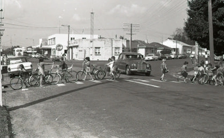Image: School crossing, Cambridge Primary School, 8 October 1974