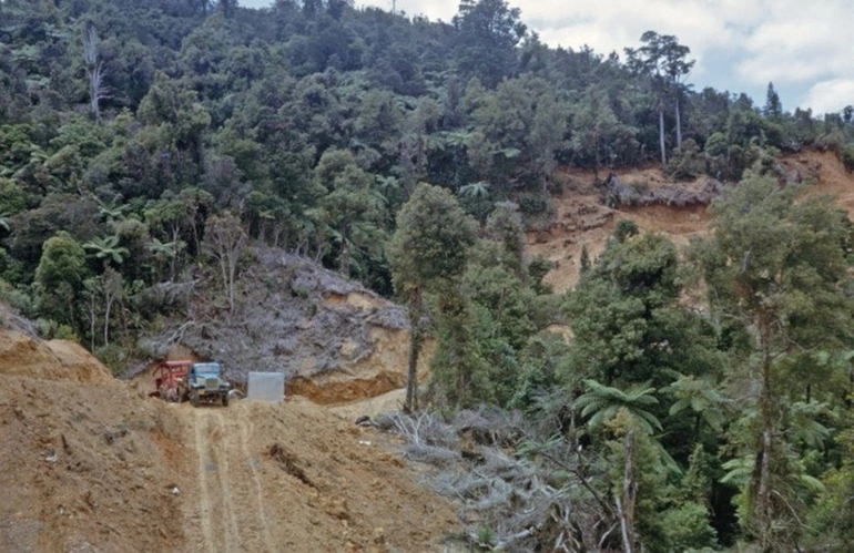 Image: Photograph, Kopu-Hikuai Road