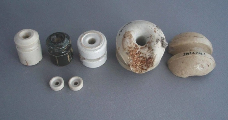 Image: Insulators and insulator fragments