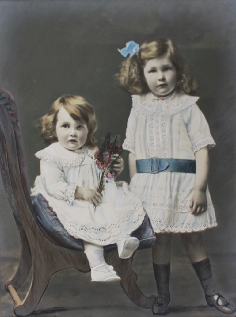 Image: Photograph [Agnes and Elizabeth Taylor]