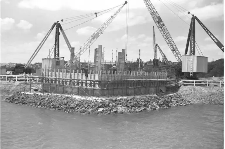 Image: Construction of the Auckland Harbour Bridge, 1956