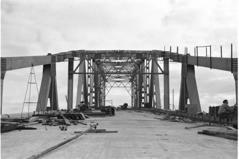 Image: Construction of the Auckland Harbour Bridge, 1958