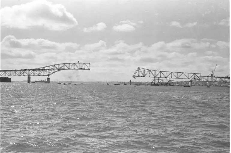 Image: Construction of the Auckland Harbour Bridge, 1958