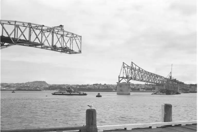 Image: Construction of the Auckland Harbour Bridge, 1958