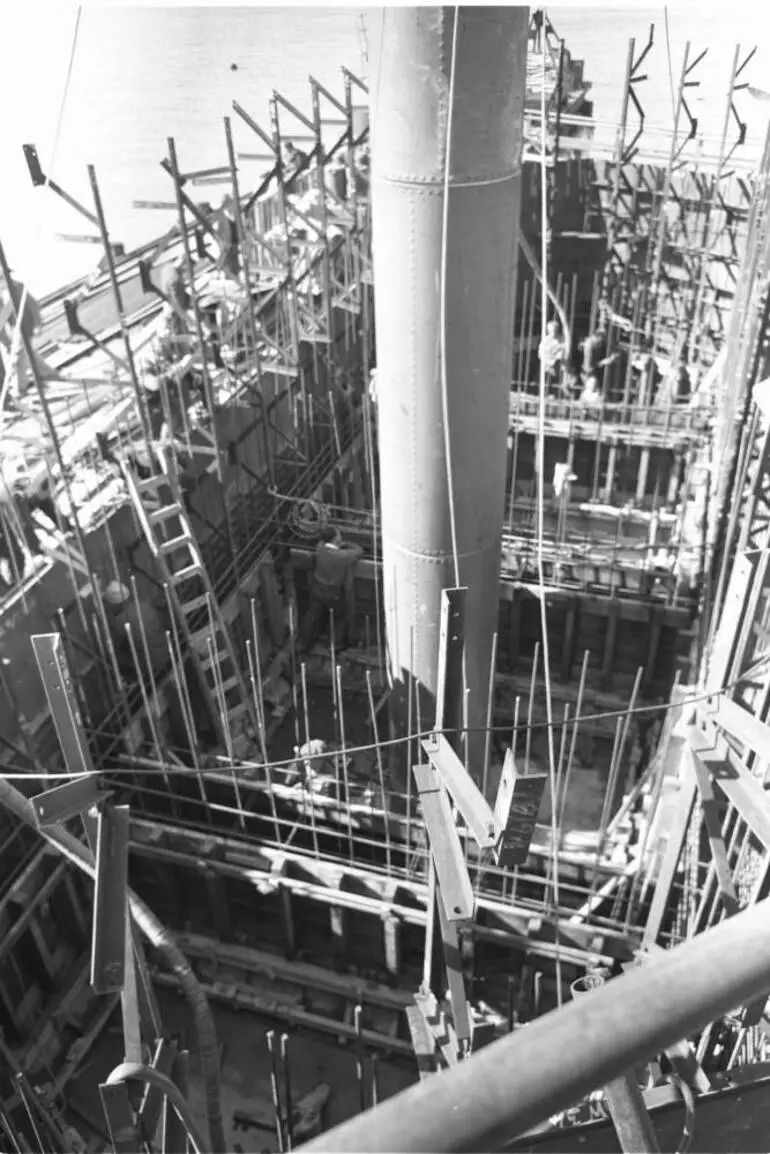 Image: Construction of the Auckland Harbour Bridge, 1956